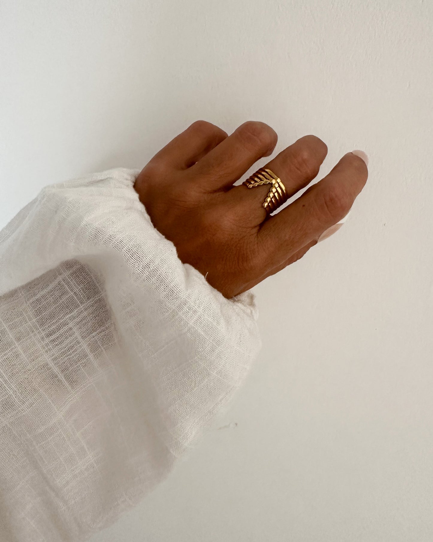 Anillo tiras finas con forma de V delantera en acero con baño oro 18K Victoria