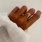 Anillo tiras finas con forma de V delantera en acero con baño oro 18K Victoria