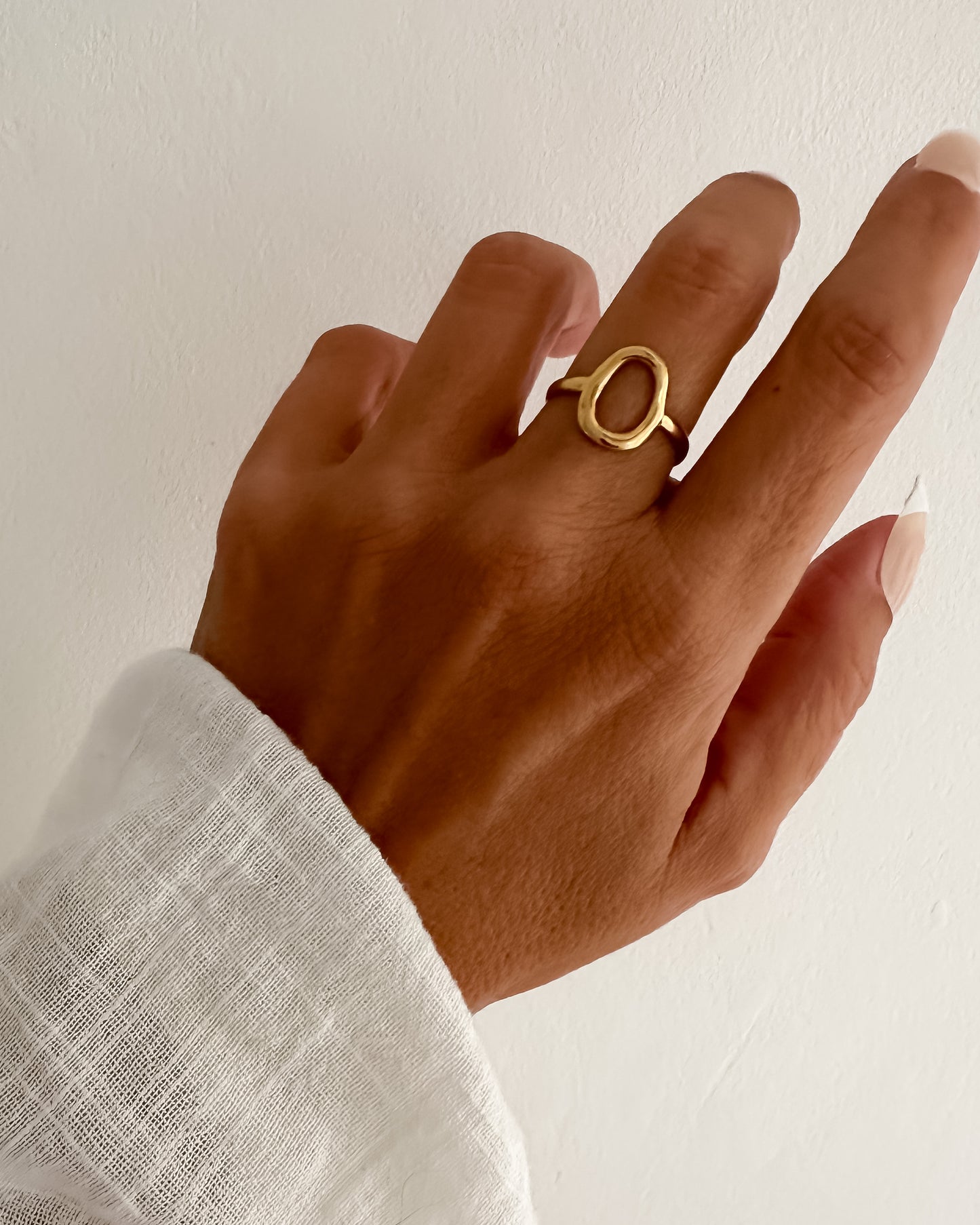 Anillo ajustable detalle círculo en acero baño oro 18K O Gold