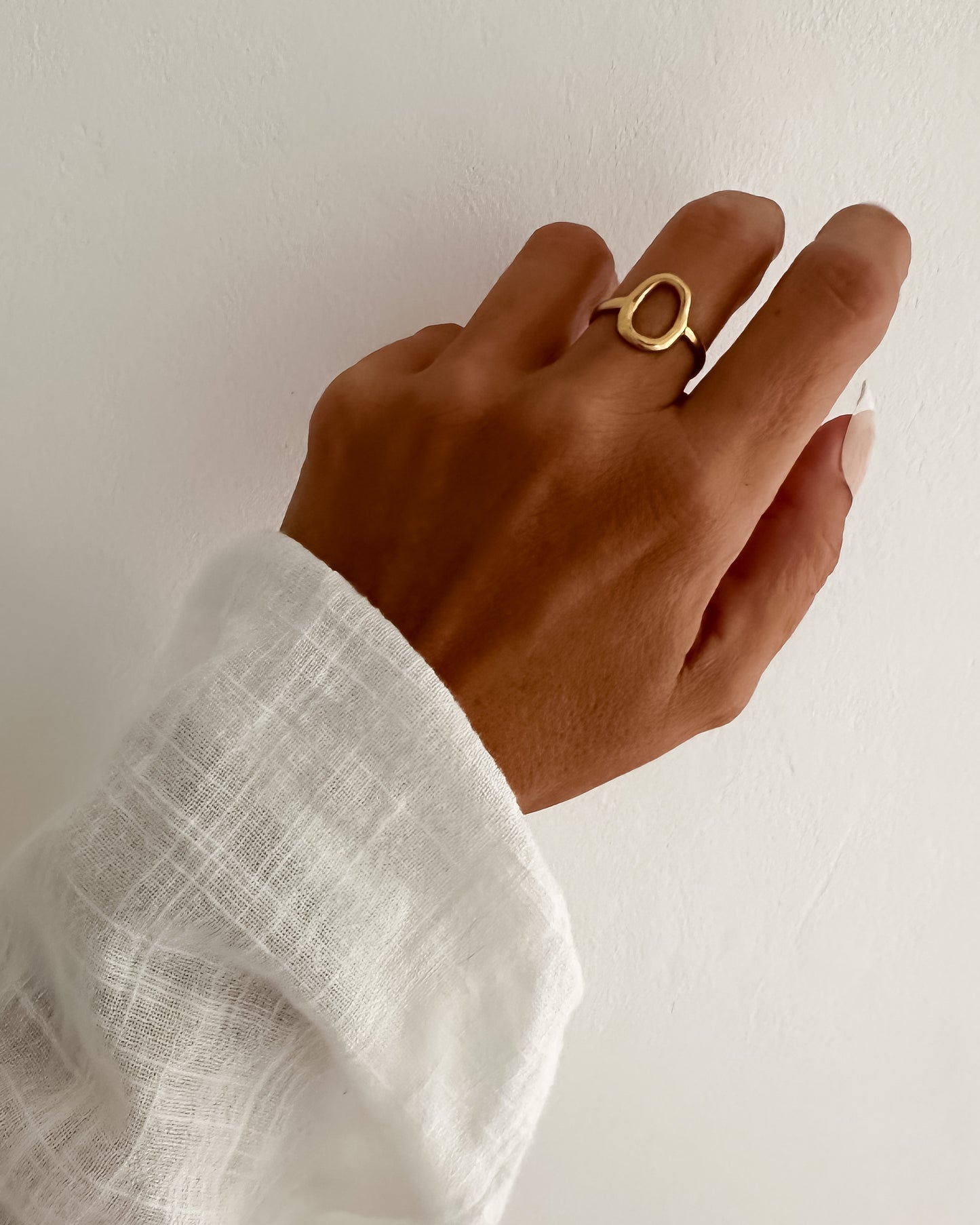 Anillo ajustable detalle círculo en acero baño oro 18K O Gold