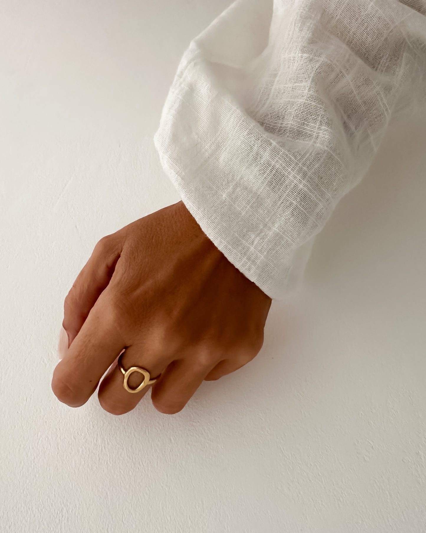 Anillo ajustable detalle círculo en acero baño oro 18K O Gold