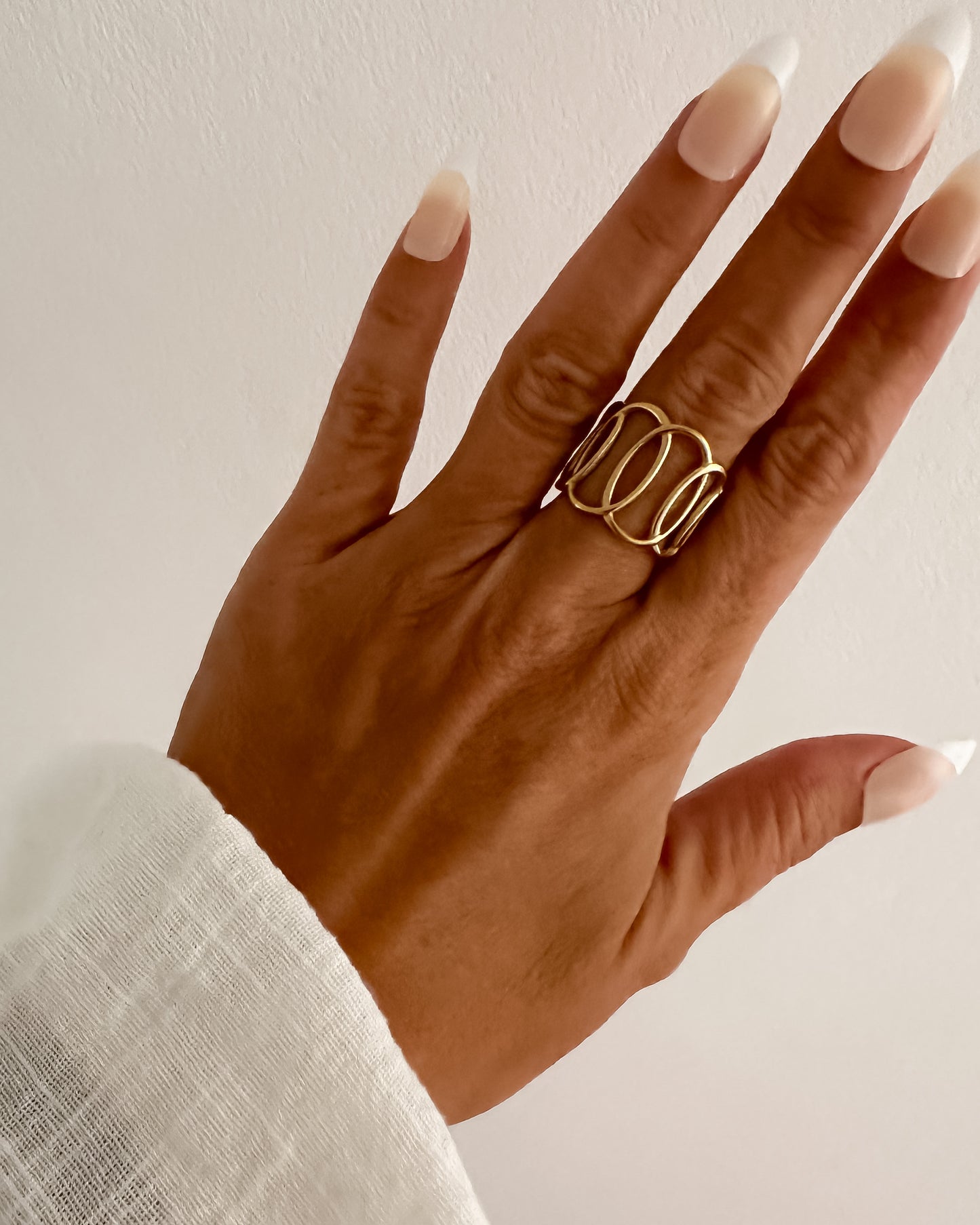 Anillo ajustable círculos entrelazados en acero baño oro 18K Barbados