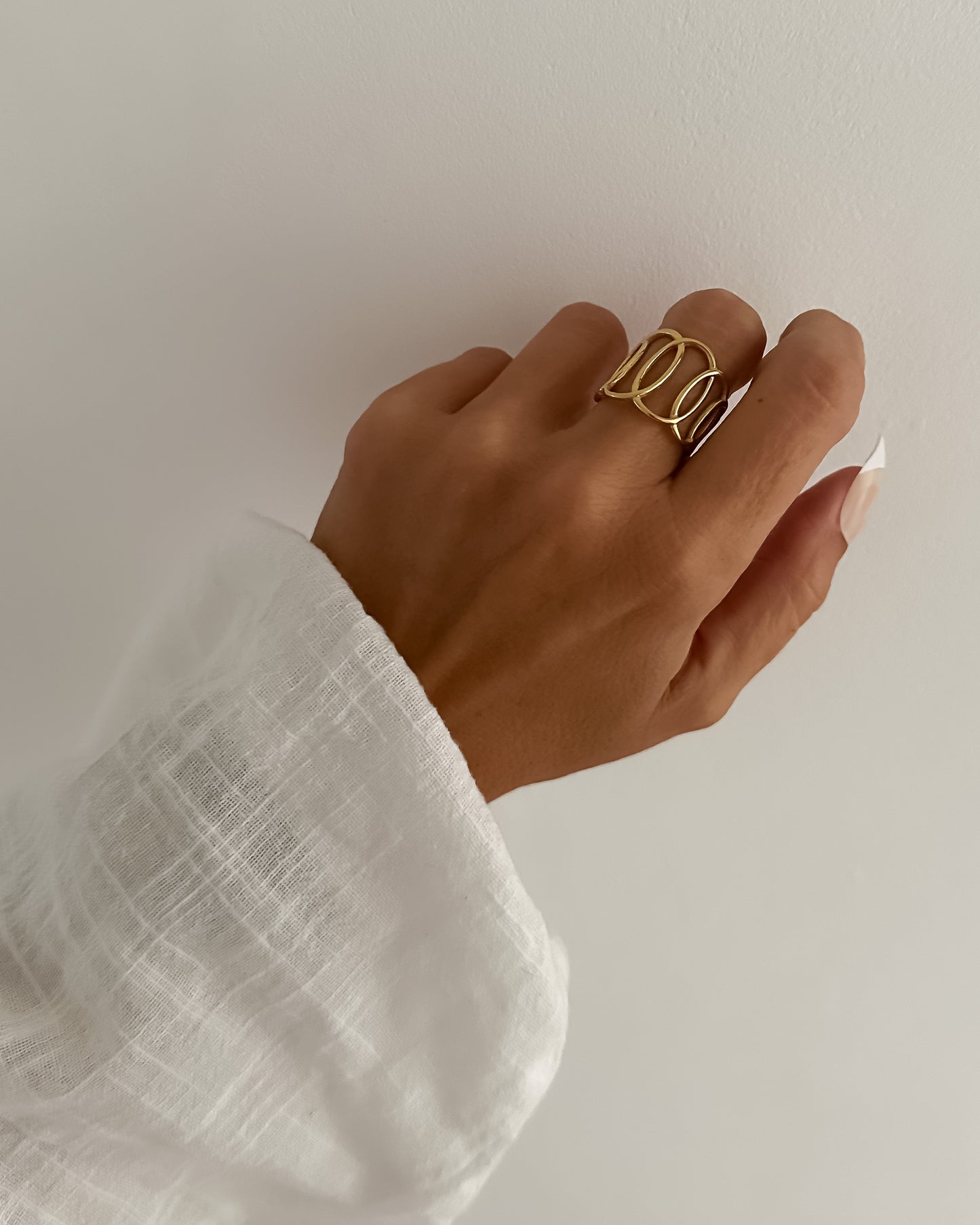 Anillo ajustable círculos entrelazados en acero baño oro 18K Barbados