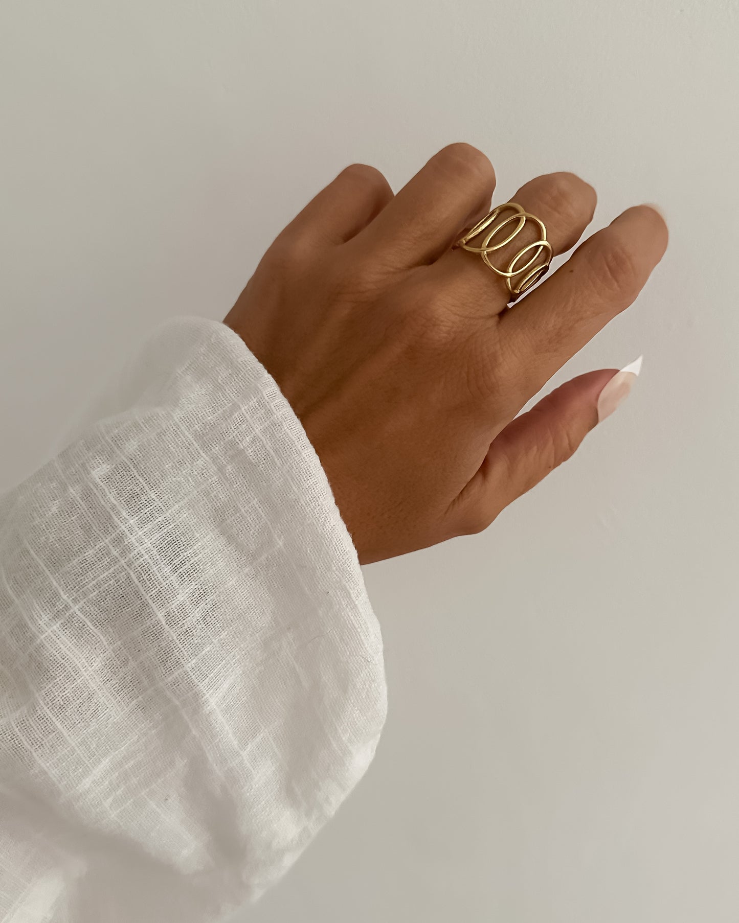 Anillo ajustable círculos entrelazados en acero baño oro 18K Barbados