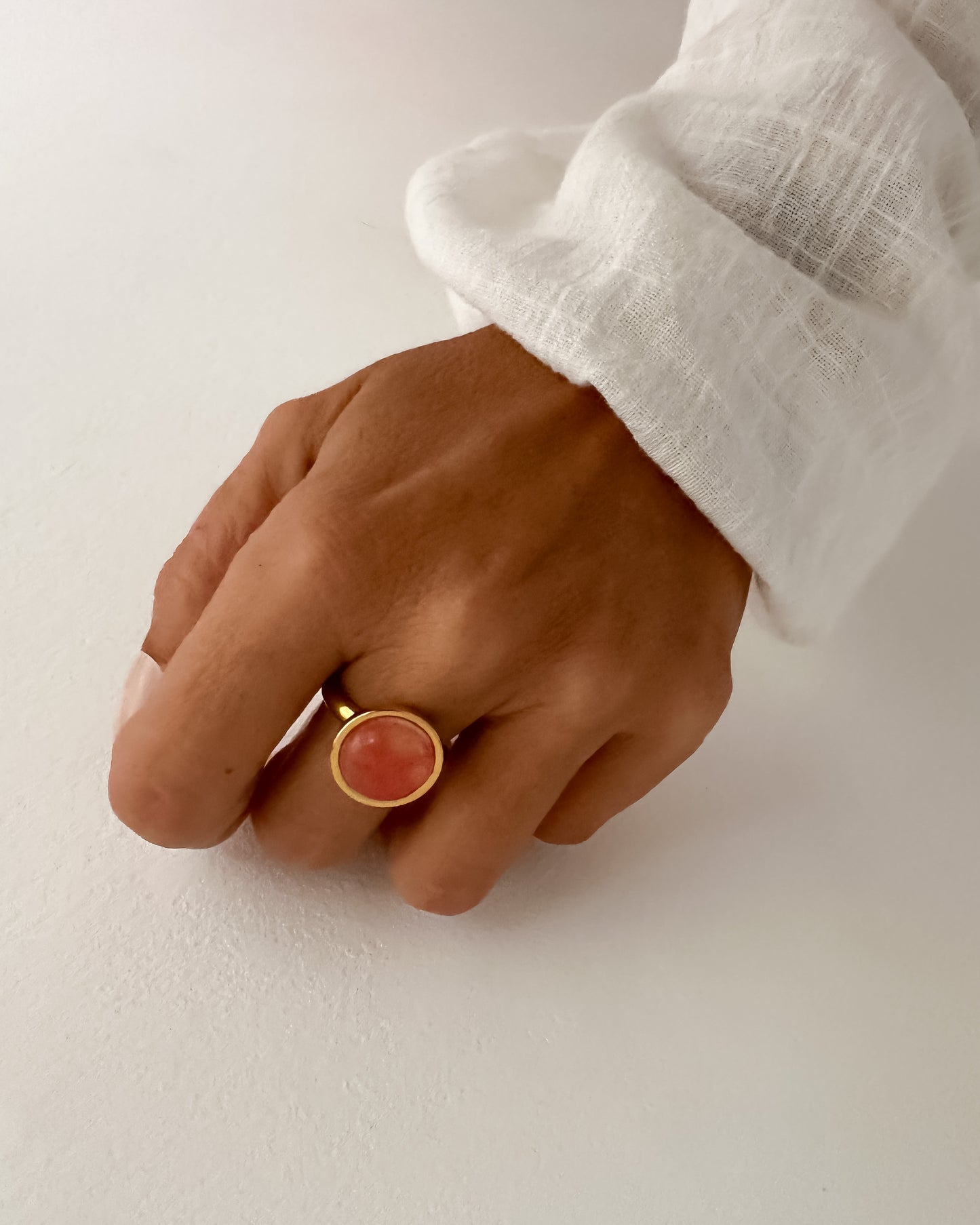 Anillo piedra redonda semitransparente en acero baño oro 18K Basile Rossé