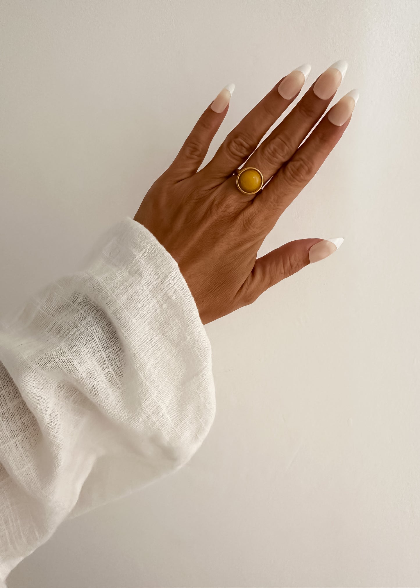 Anillo piedra redonda amarillo oscuro en acero baño oro 18K Basile Mango