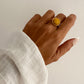 Anillo piedra redonda amarillo oscuro en acero baño oro 18K Basile Mango