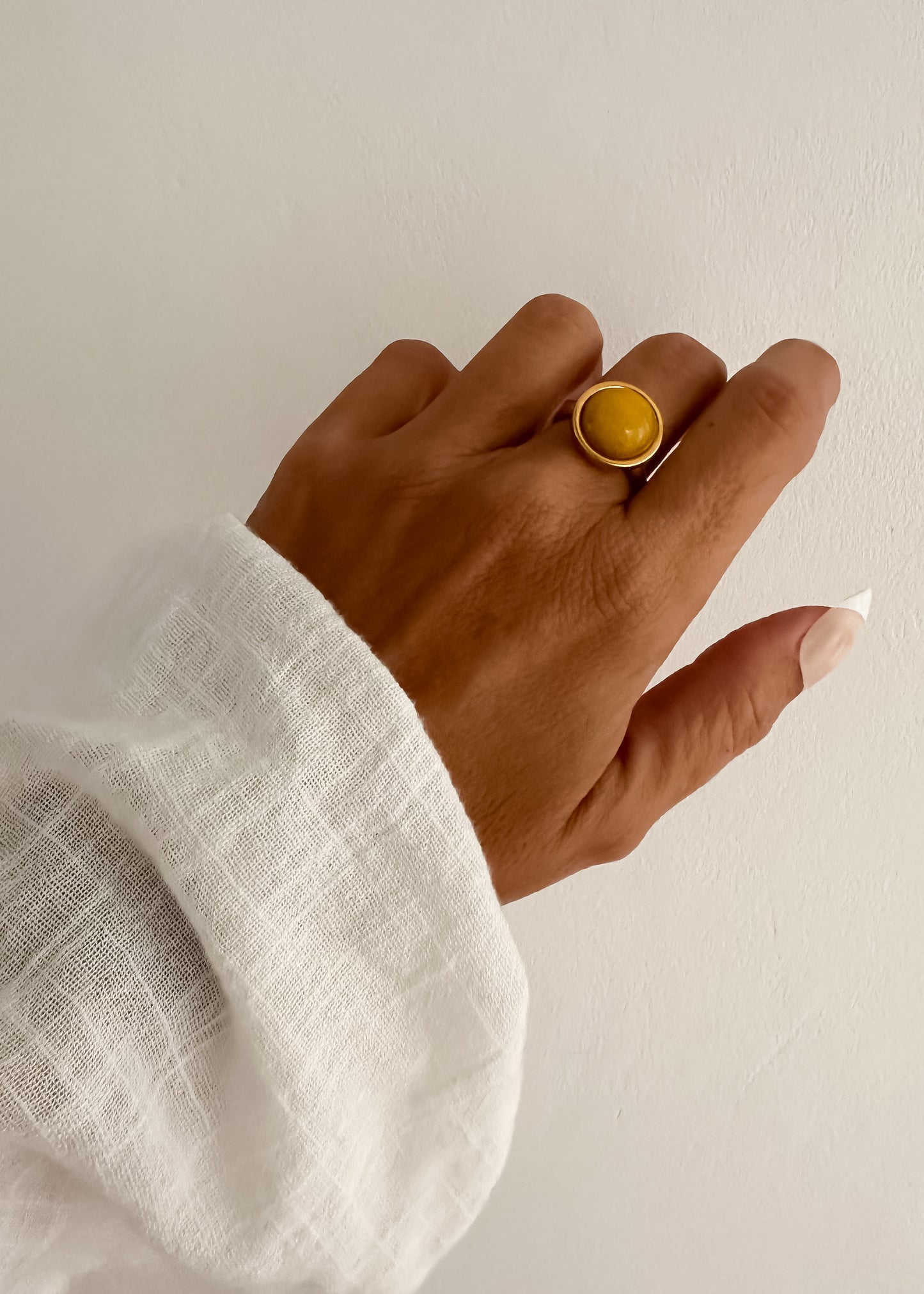 Anillo piedra redonda amarillo oscuro en acero baño oro 18K Basile Mango