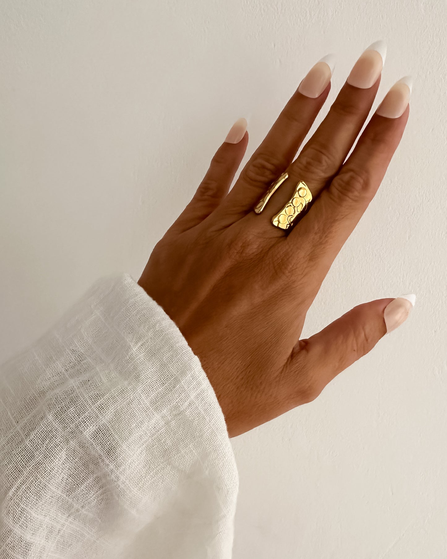 Anillo textura con abertura delantera en acero inoxidable baño oro 18K Magno