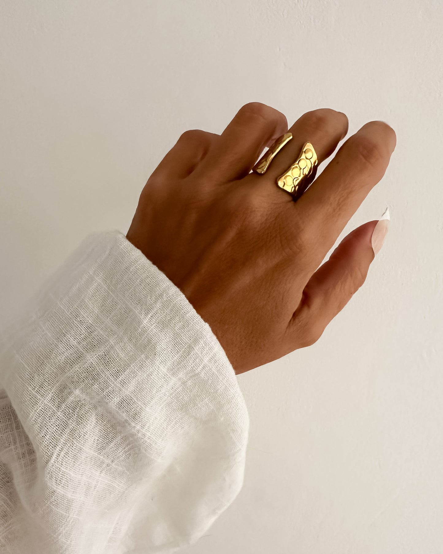 Anillo textura con abertura delantera en acero inoxidable baño oro 18K Magno