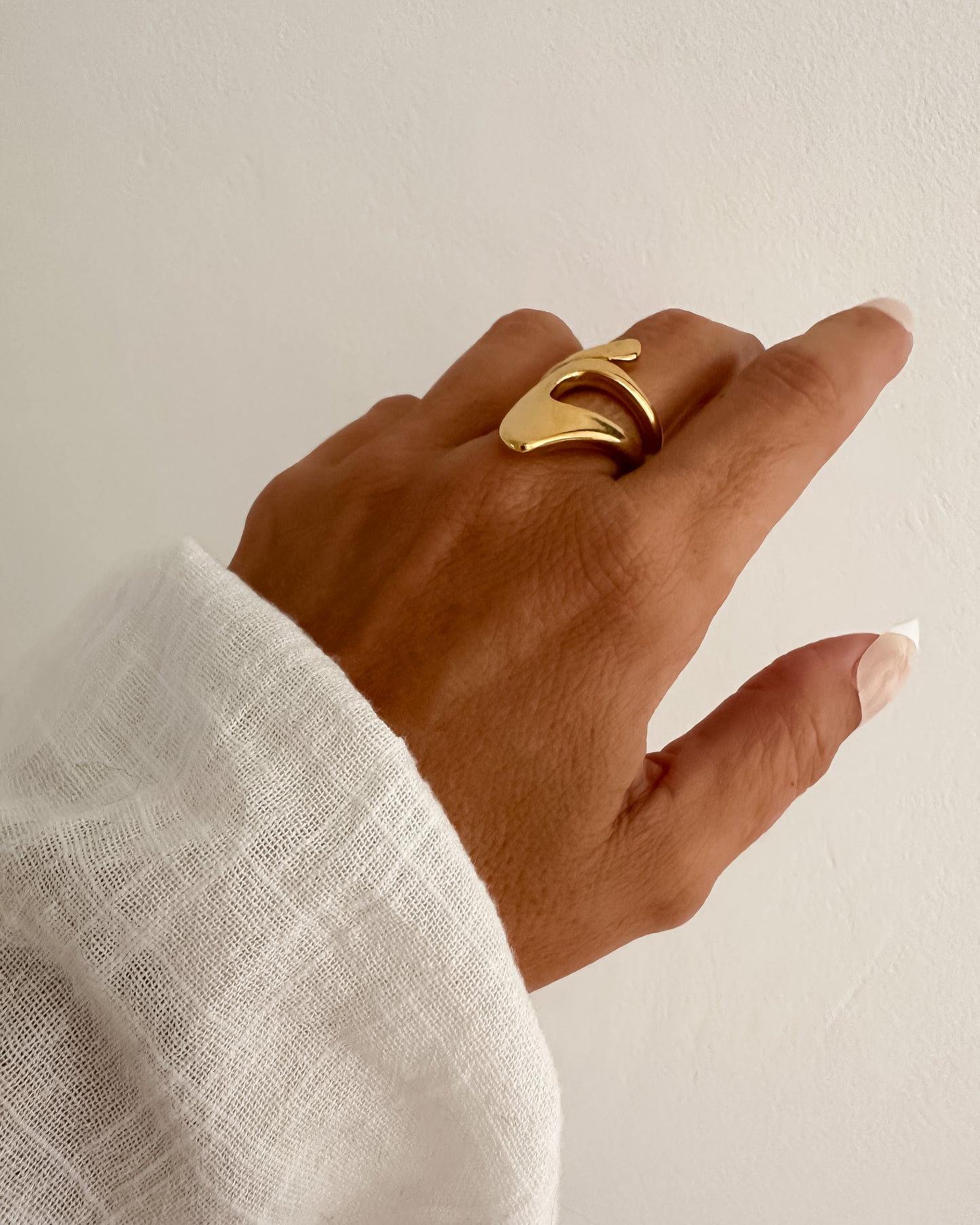 Anillo grande diseño enlazado en acero baño oro 18K Aquiles