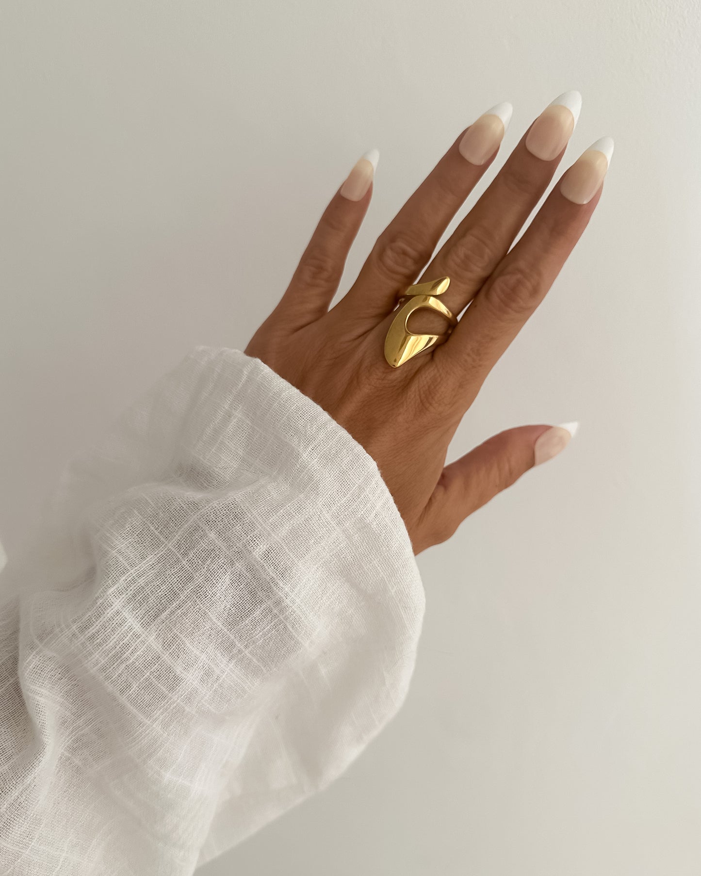 Anillo grande diseño enlazado en acero baño oro 18K Aquiles