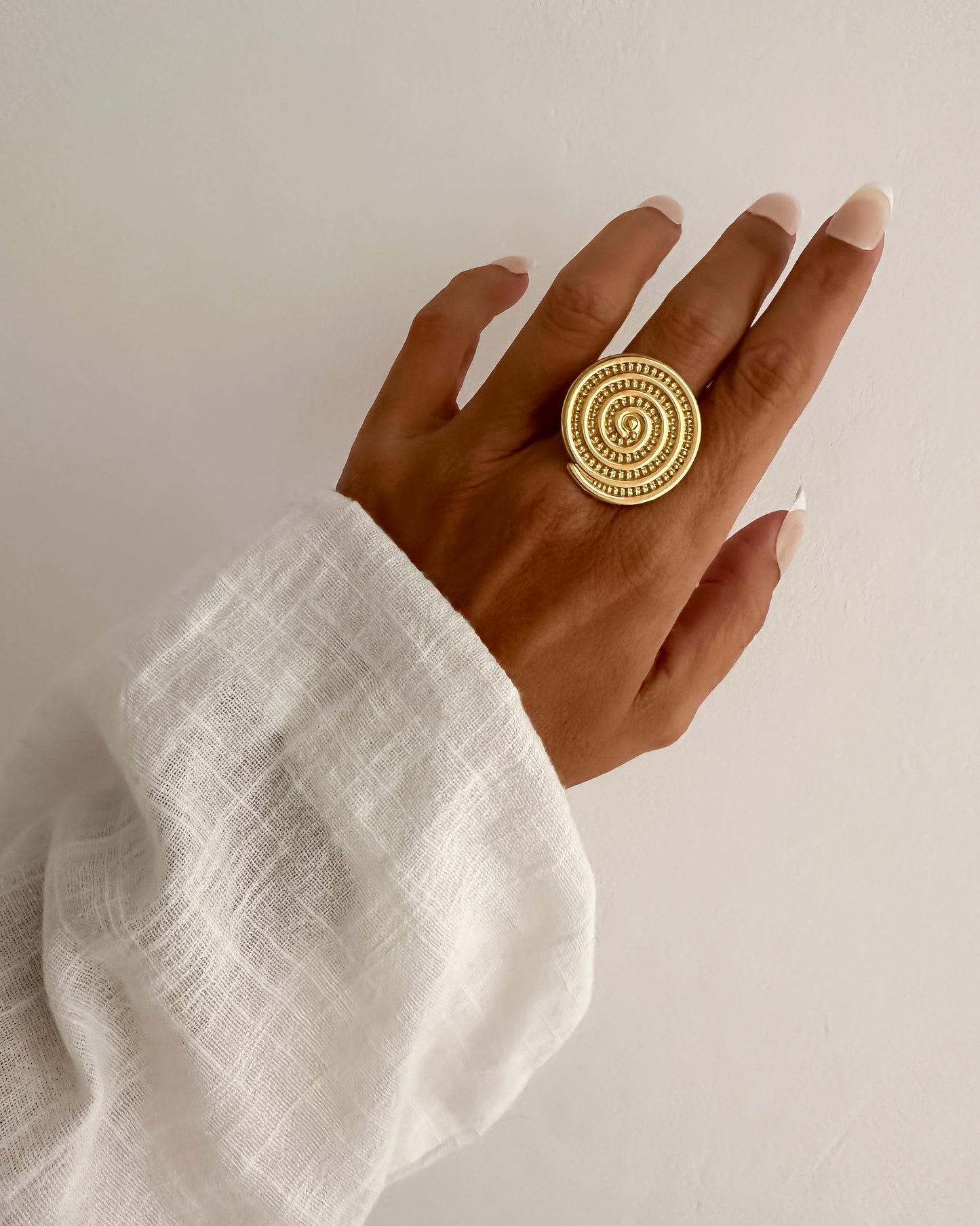 Anillo maxi diseño espiral textura en acero inoxidable baño oro 18K Spiral