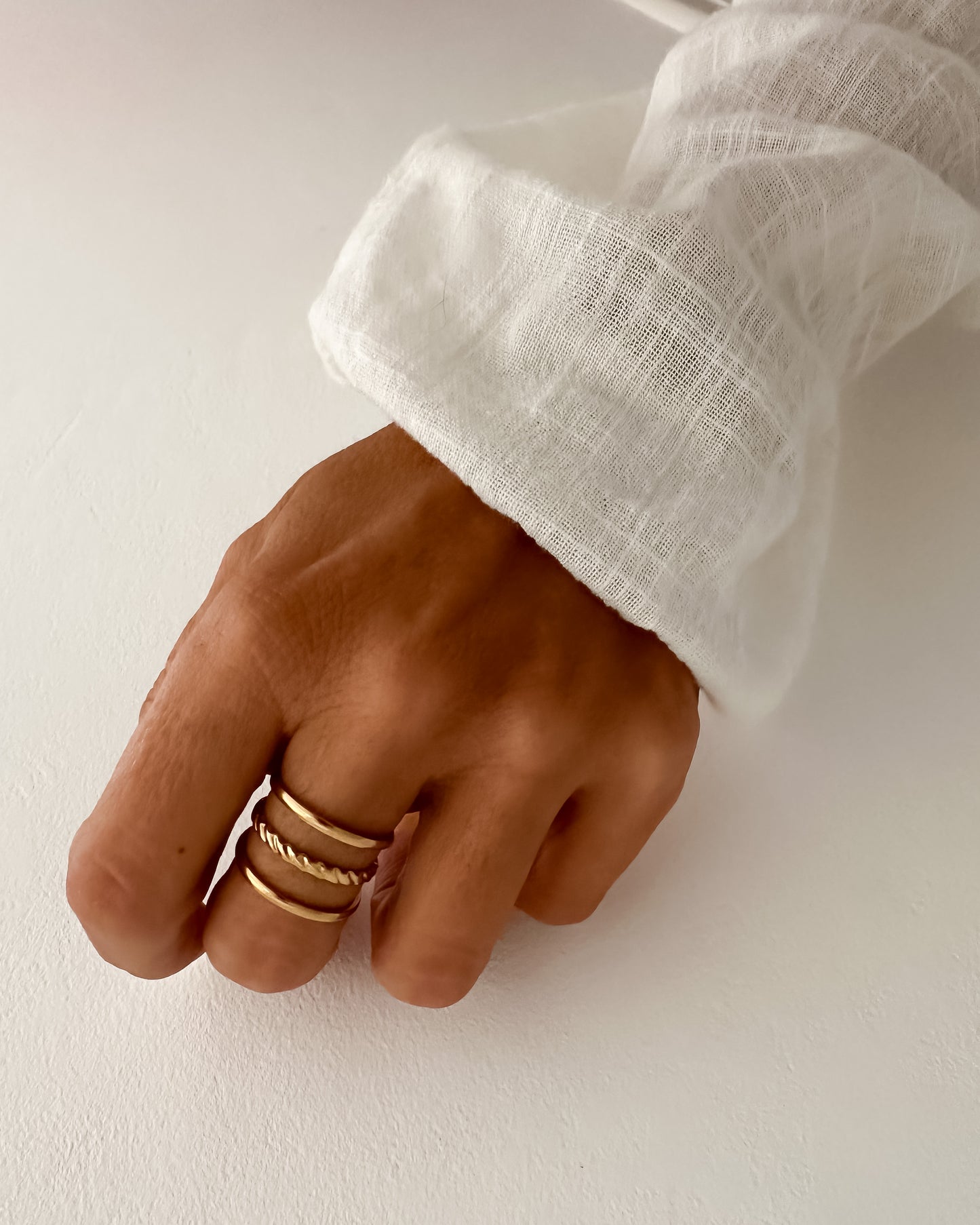 Anillo tres bandas finas diseño trenzado acero baño oro 18K Helena Gold