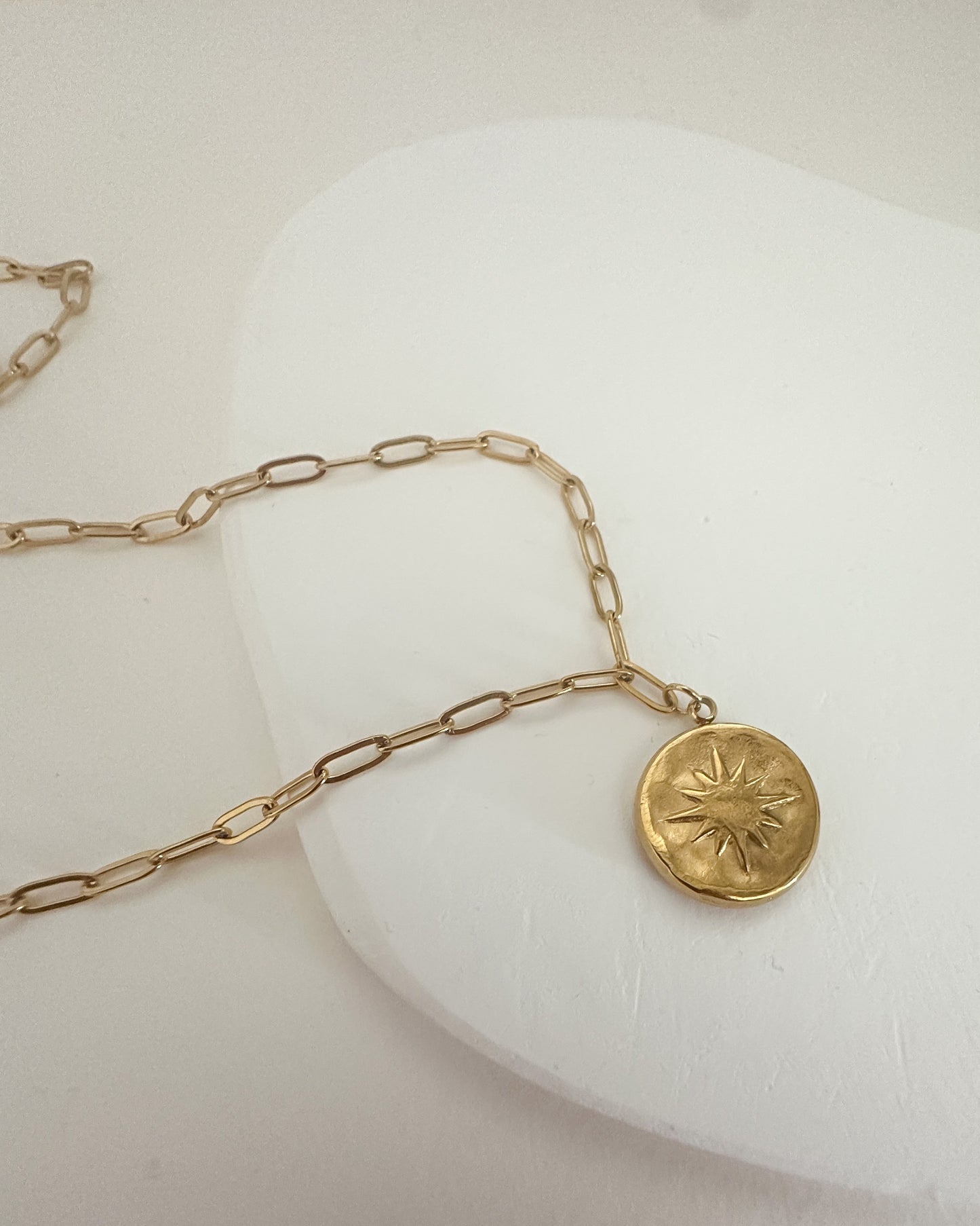 Collar de cadena de eslabones pequeños con colgante medalla estrella polar acabado oro mate 18K Polaris