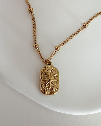 Collar con cadena de bolitas y colgante textura estrella en acero acabado oro Estrella De Oriente