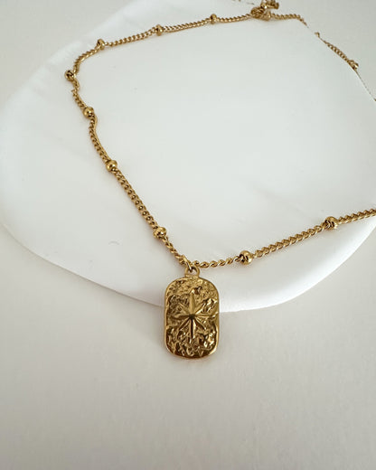 Collar con cadena de bolitas y colgante textura estrella en acero acabado oro Estrella De Oriente