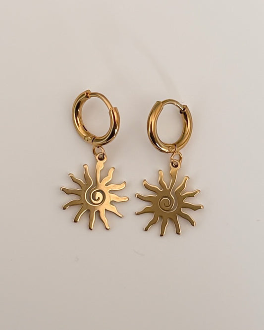 Aritos dorados con charm de sol en acero baño oro 18K Ciclón