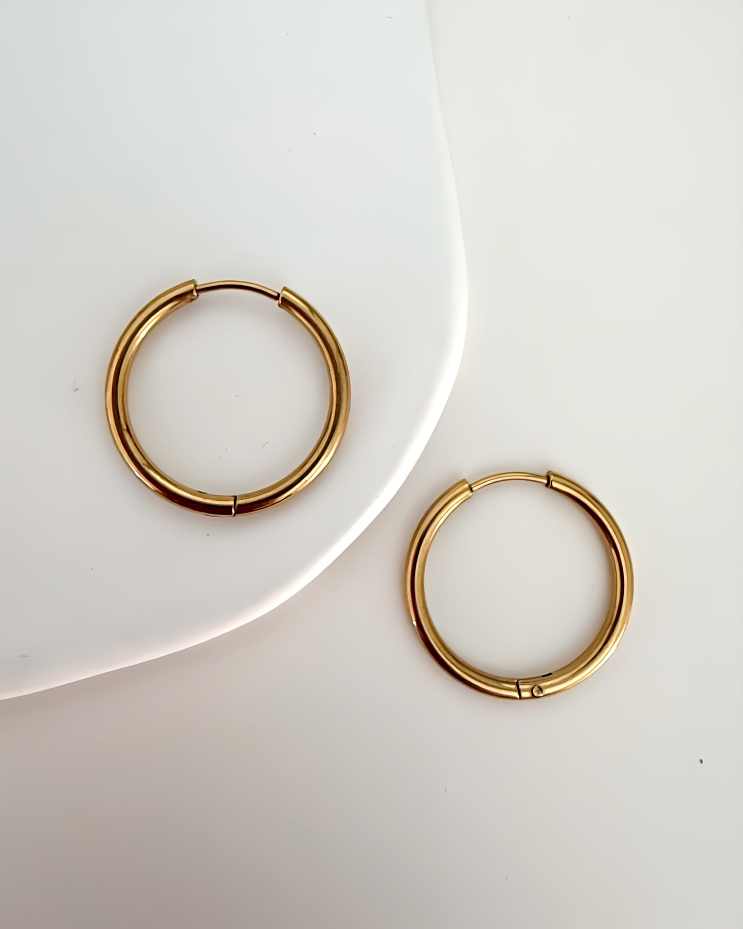 Aritos básicos 18mm en acero baño oro 18K