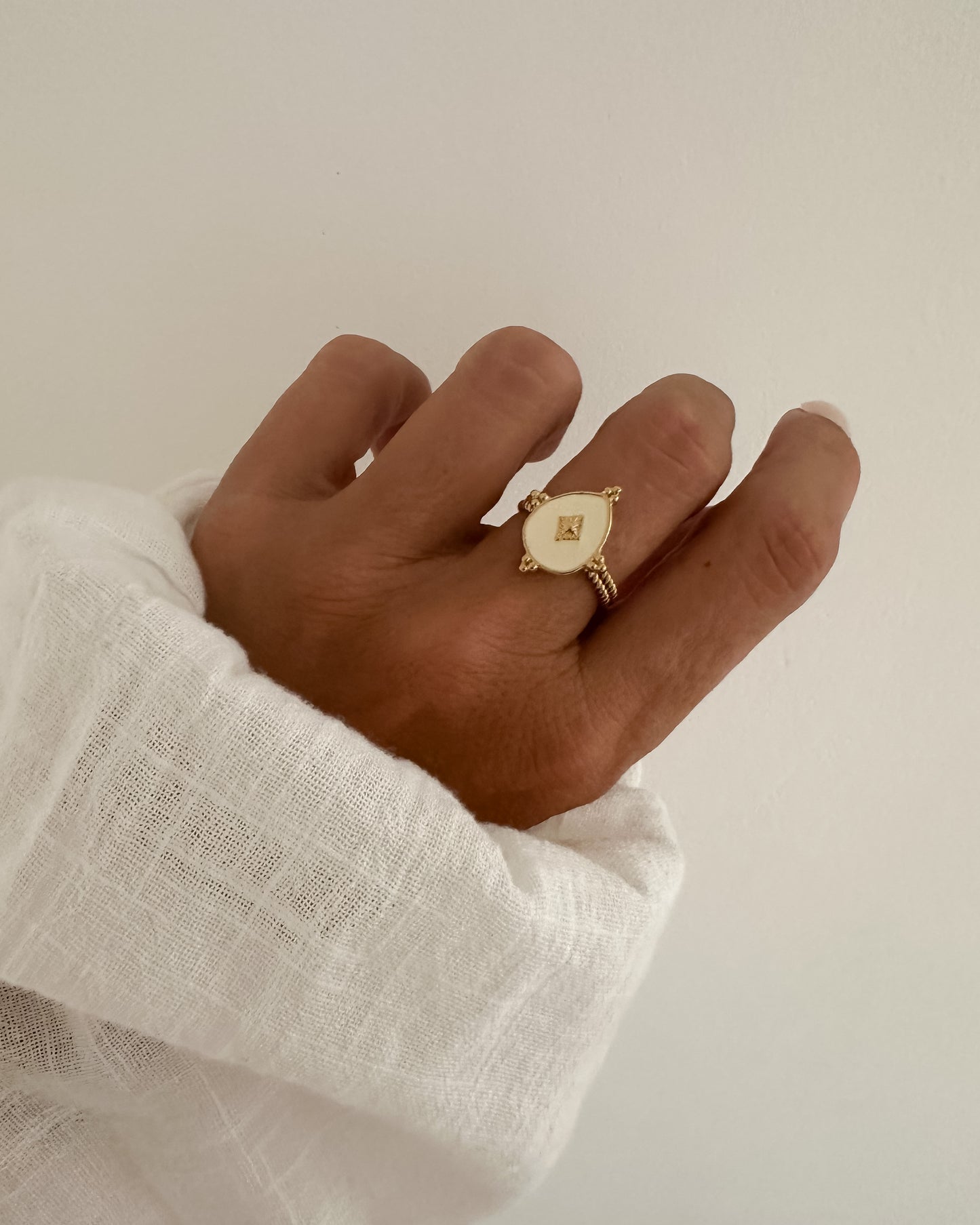 anillo escudo blanco