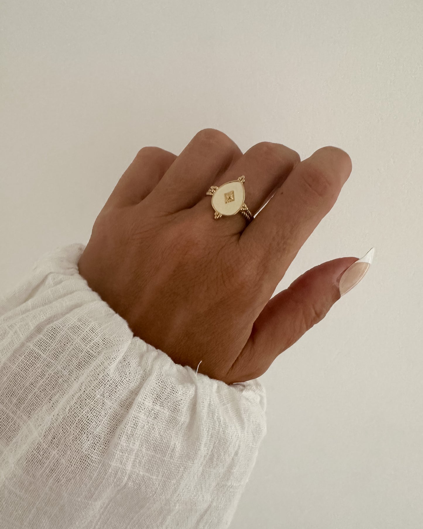 anillo piedra blanca oro