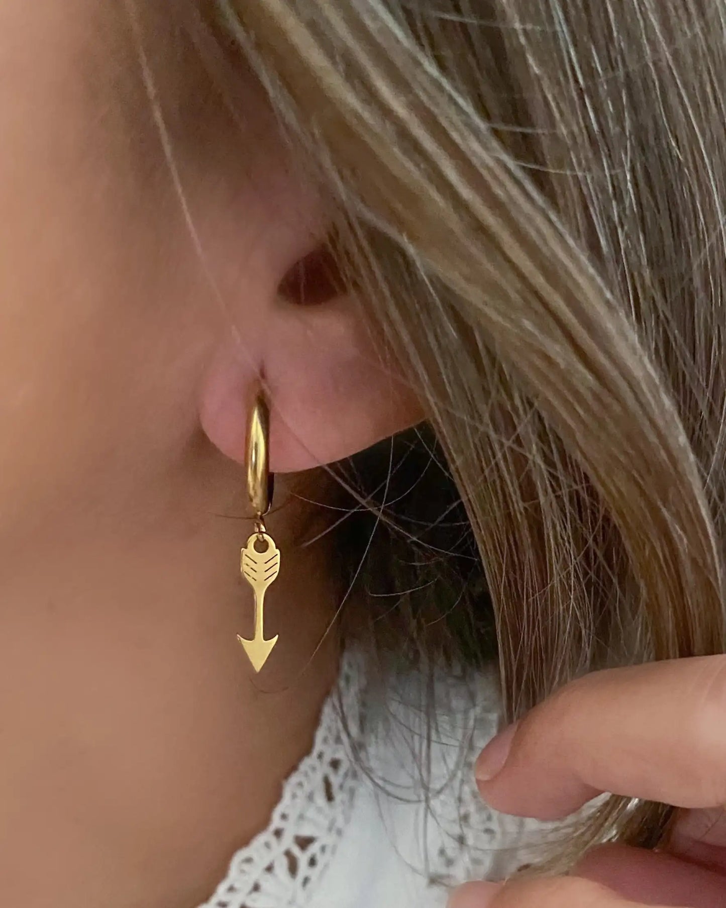 Aritos con colgante en forma de flecha, en acero inoxidable bañado en oro de 18k.