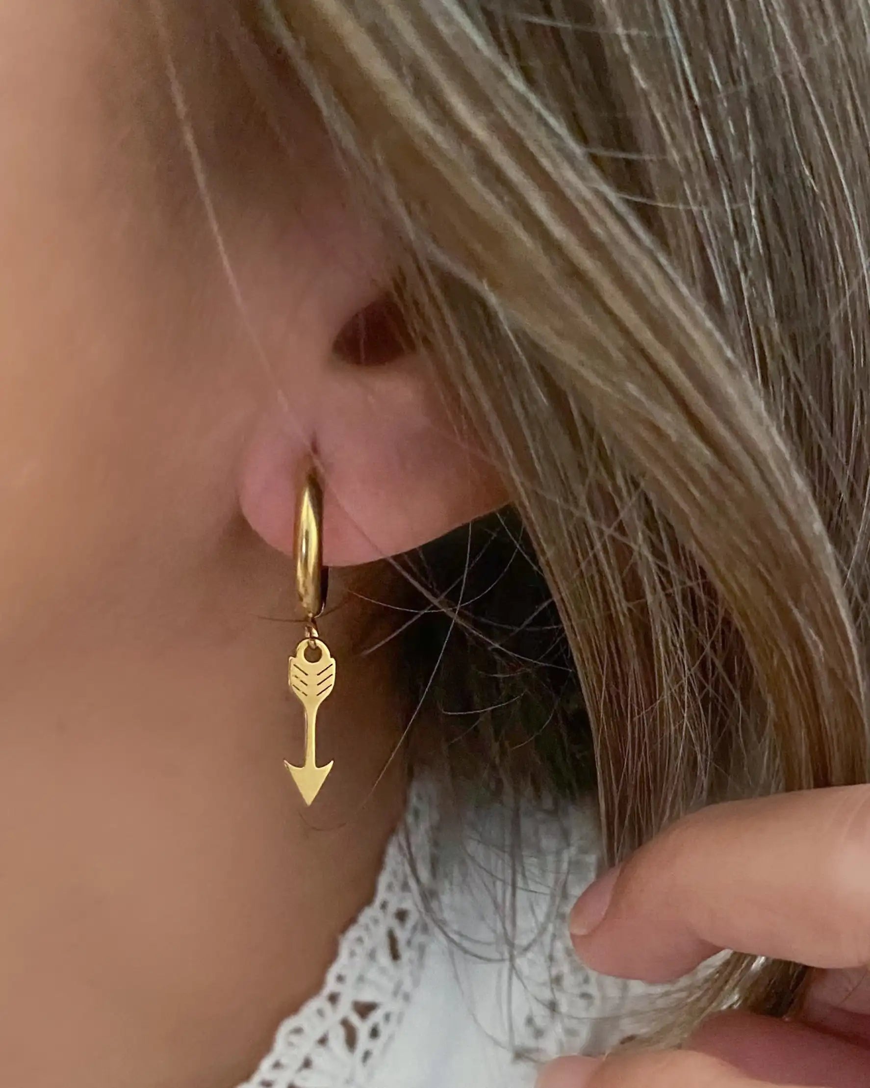 Aritos con colgante en forma de flecha, en acero inoxidable bañado en oro de 18k.