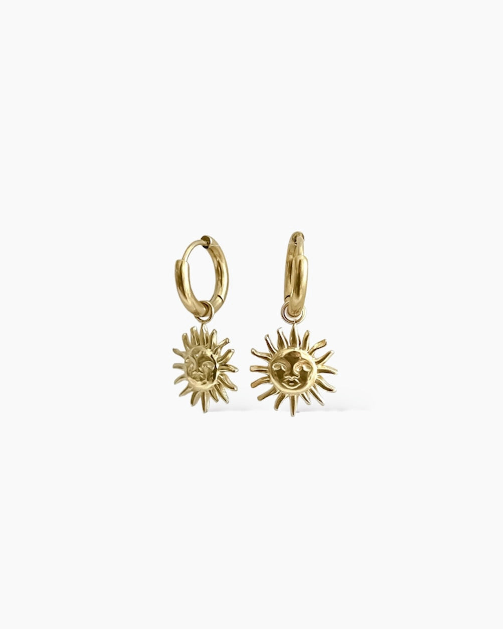 Aritos con colgante de diseño de sol con carita, en acero inoxidable bañado en oro de 18k.