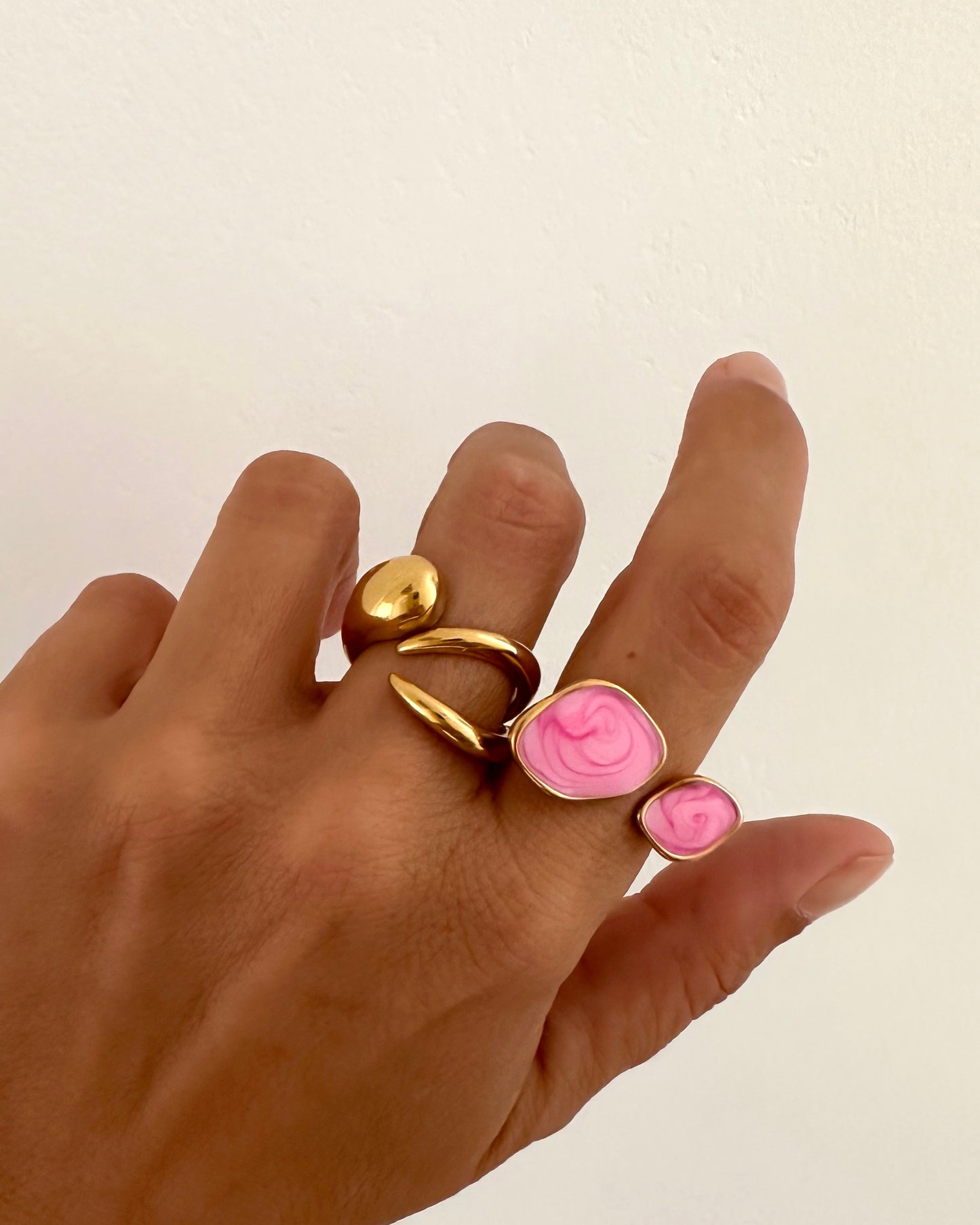 Anillo abertura delantera detalle resina rosa en acero baño oro 18K Pink Cream