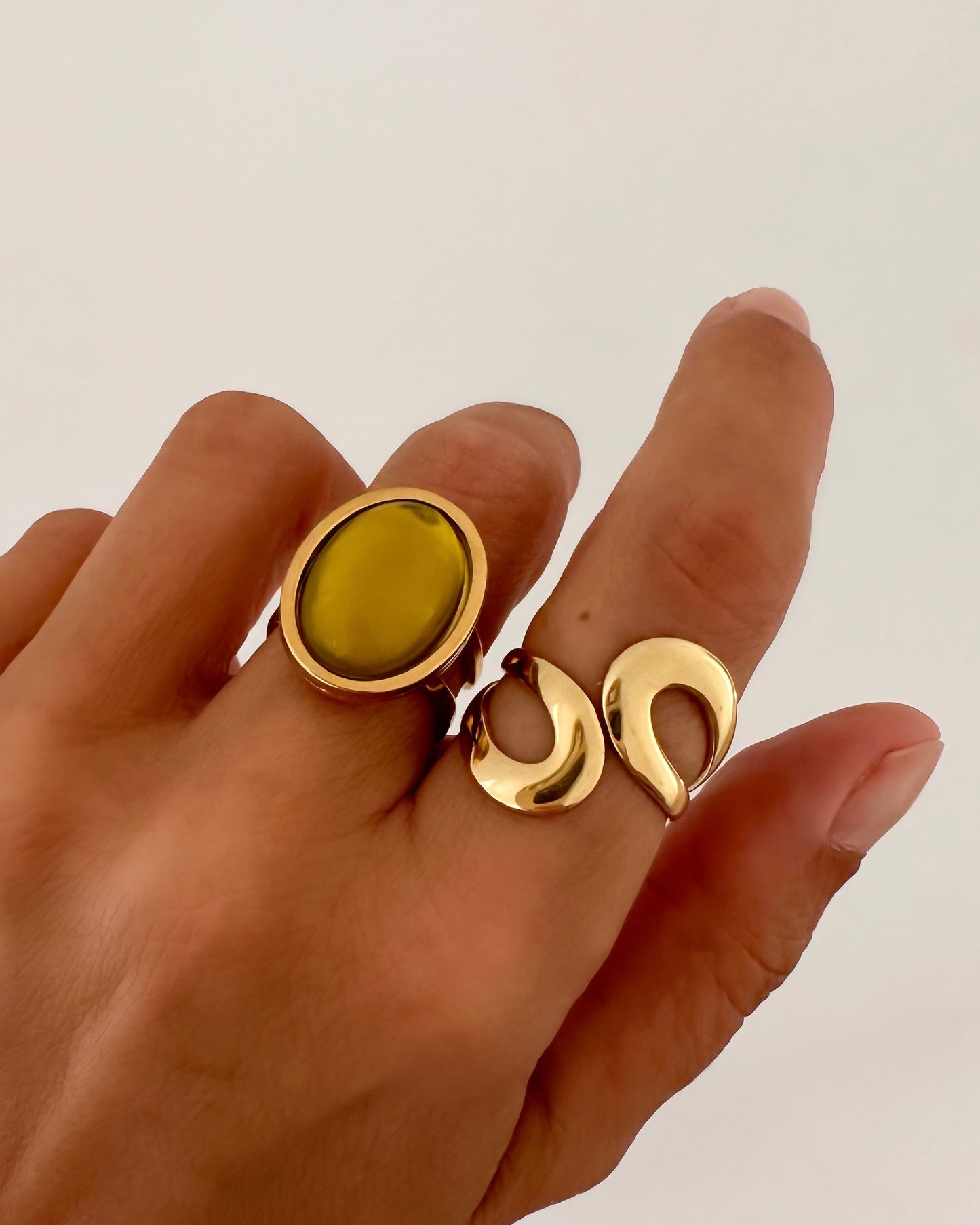 Anillo cabujón resina verde oliva en acero baño oro 18K Oglio