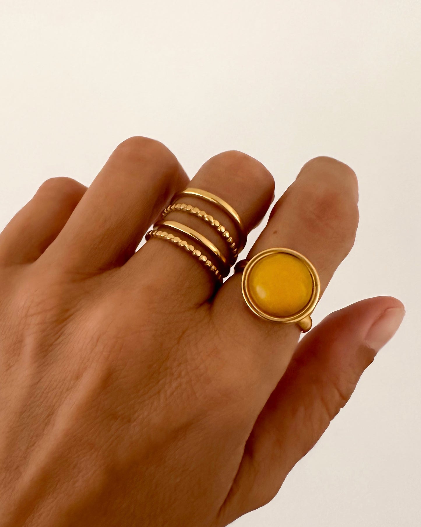 Anillo piedra redonda amarillo oscuro en acero baño oro 18K Basile Mango