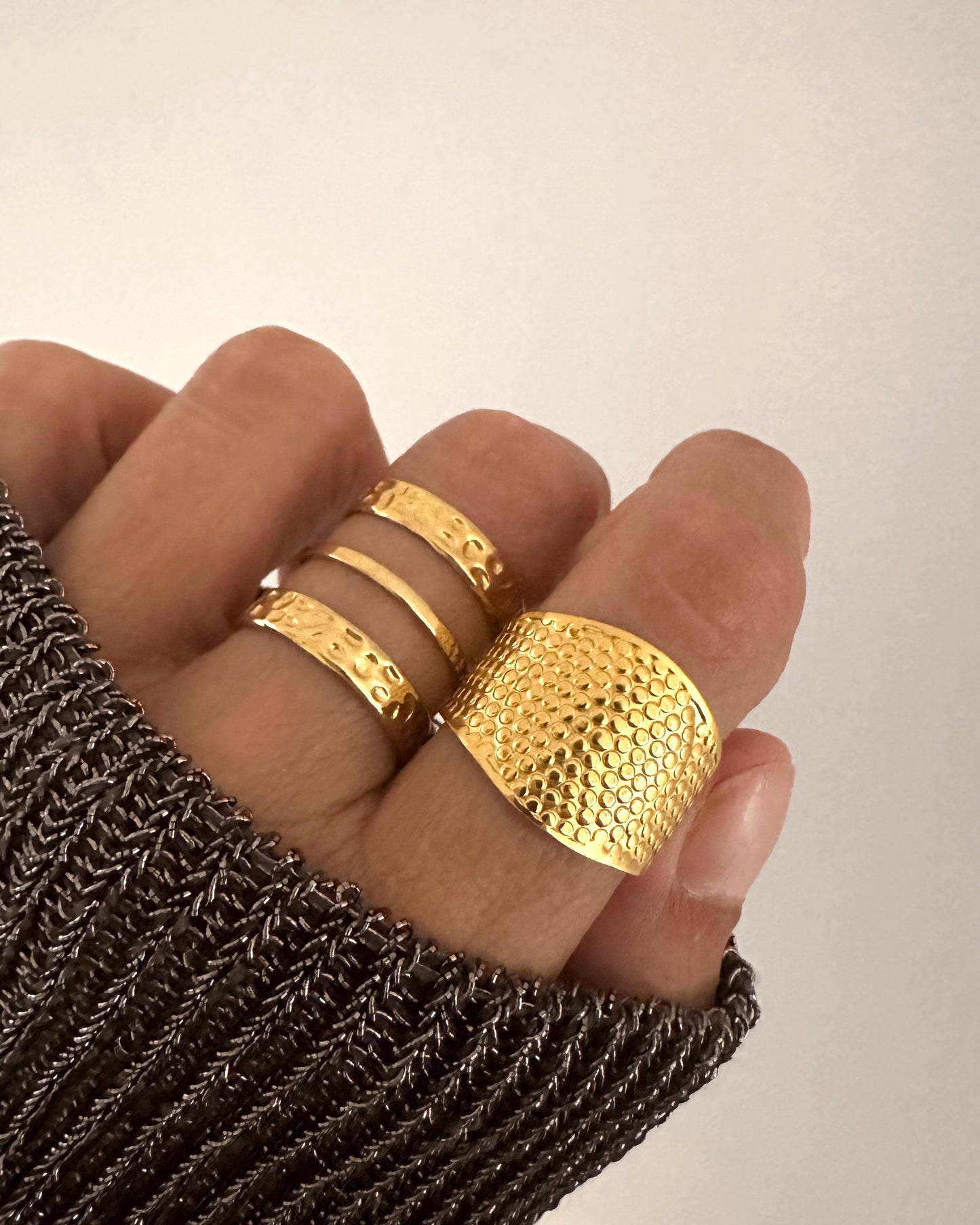 Anillo ancho textura puntos en acero baño oro 18K Kai Gold