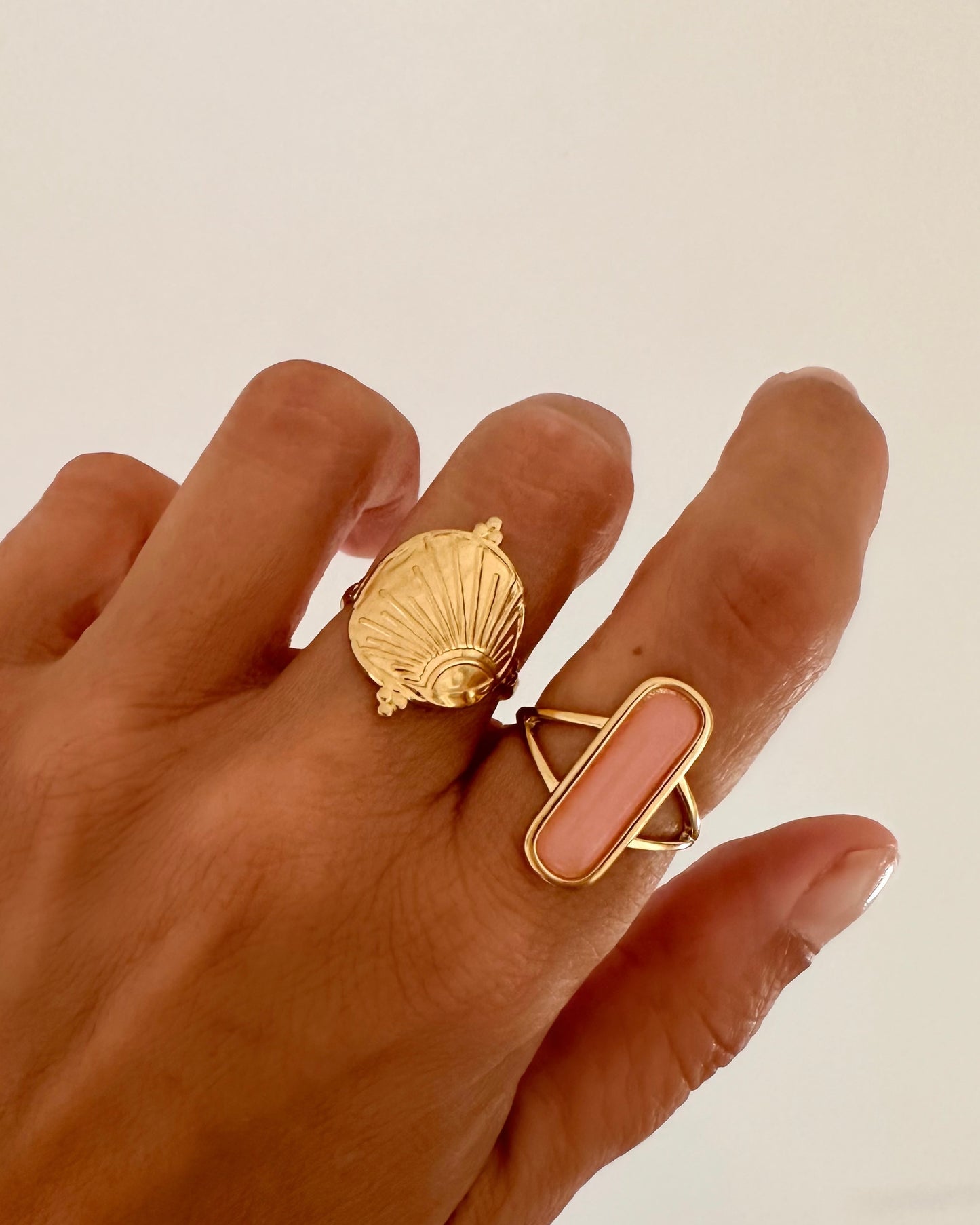 Anillo piedra rosa vertical en acero baño oro 18K Liquor