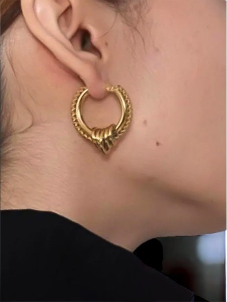 Aros dorados estilo boho en acero baño oro 18K Hindi