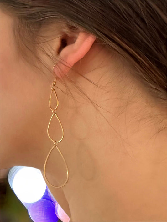 Pendientes largos ligeros diseño gotas en acero baño oro 18K Drop