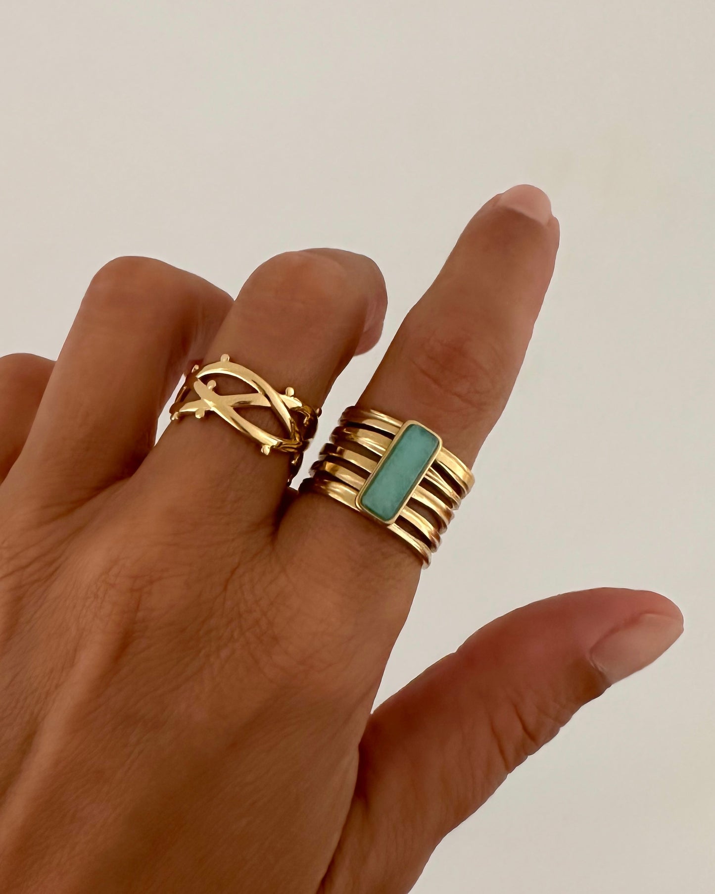 Anillo bandas cruzadas detalle puntos en acero baño oro 18K Fidji