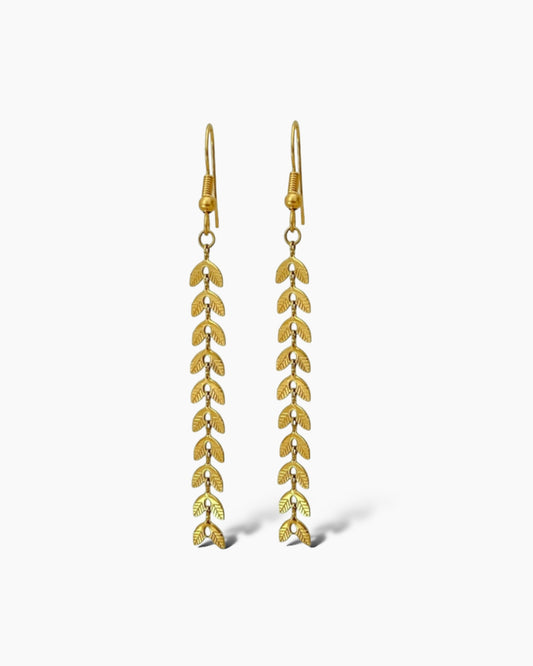 Pendientes largos finos diseño hojas en acero baño oro 18K Cesar