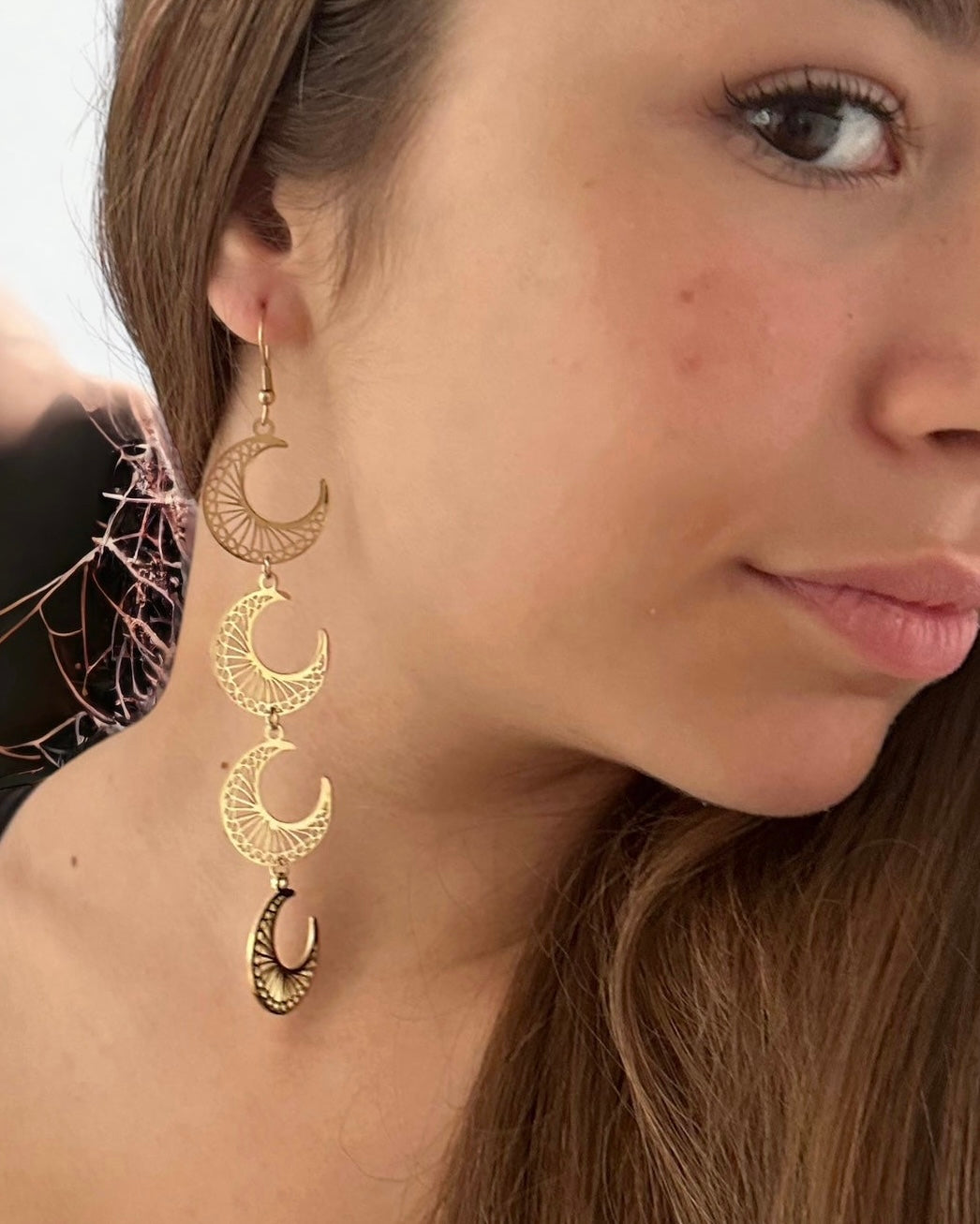 Pendientes largos lunas labradas en acero inoxidable baño oro 18K Lúa