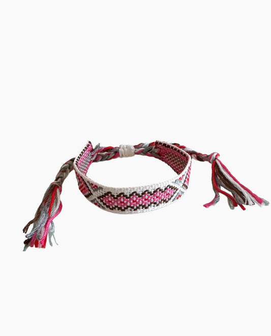 Pulsera de tejido ajustable con diseño macrame con varios colores vibrantes.