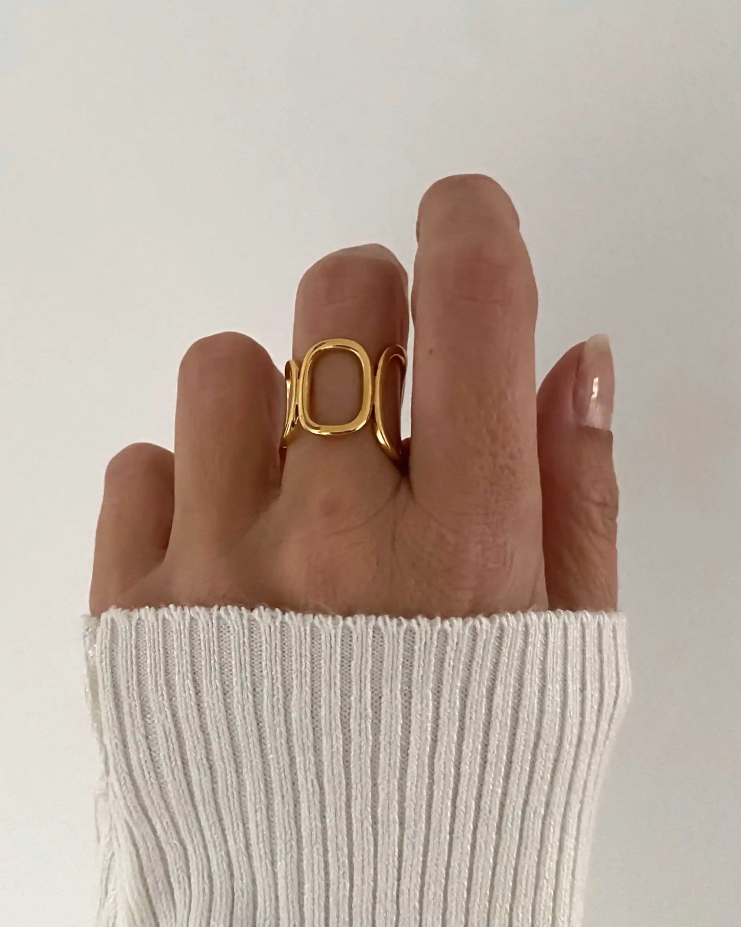 Anillo ajustable de ovalos de diferentes tamañños de acero inoxidable bañado en oro.