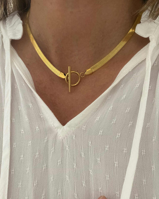 Collar de cadena con diseño de piel de serpiente en acero inoxiable bañada en oro. 