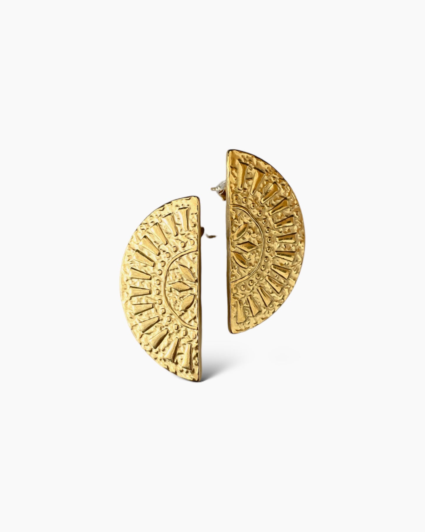 Los PENDIENTES POMELO son unos pendientes originales y elegantes, con forma de semicírculo labrado con motivos de rayos de SOL. Están realizados en acero inoxidable y acabados en ORO 18k.