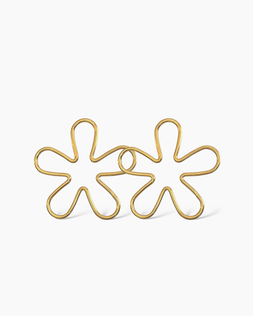 Los PENDIENTES MAXI FLOR son unos pendientes largos de acero inoxidable, con forma de contorno de FLOR.