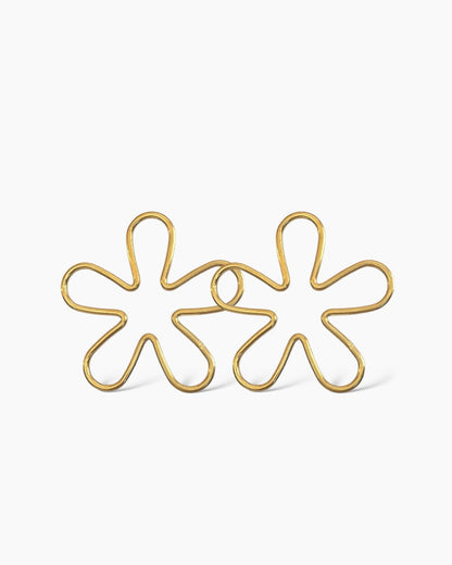 Los PENDIENTES MAXI FLOR son unos pendientes largos de acero inoxidable, con forma de contorno de FLOR.