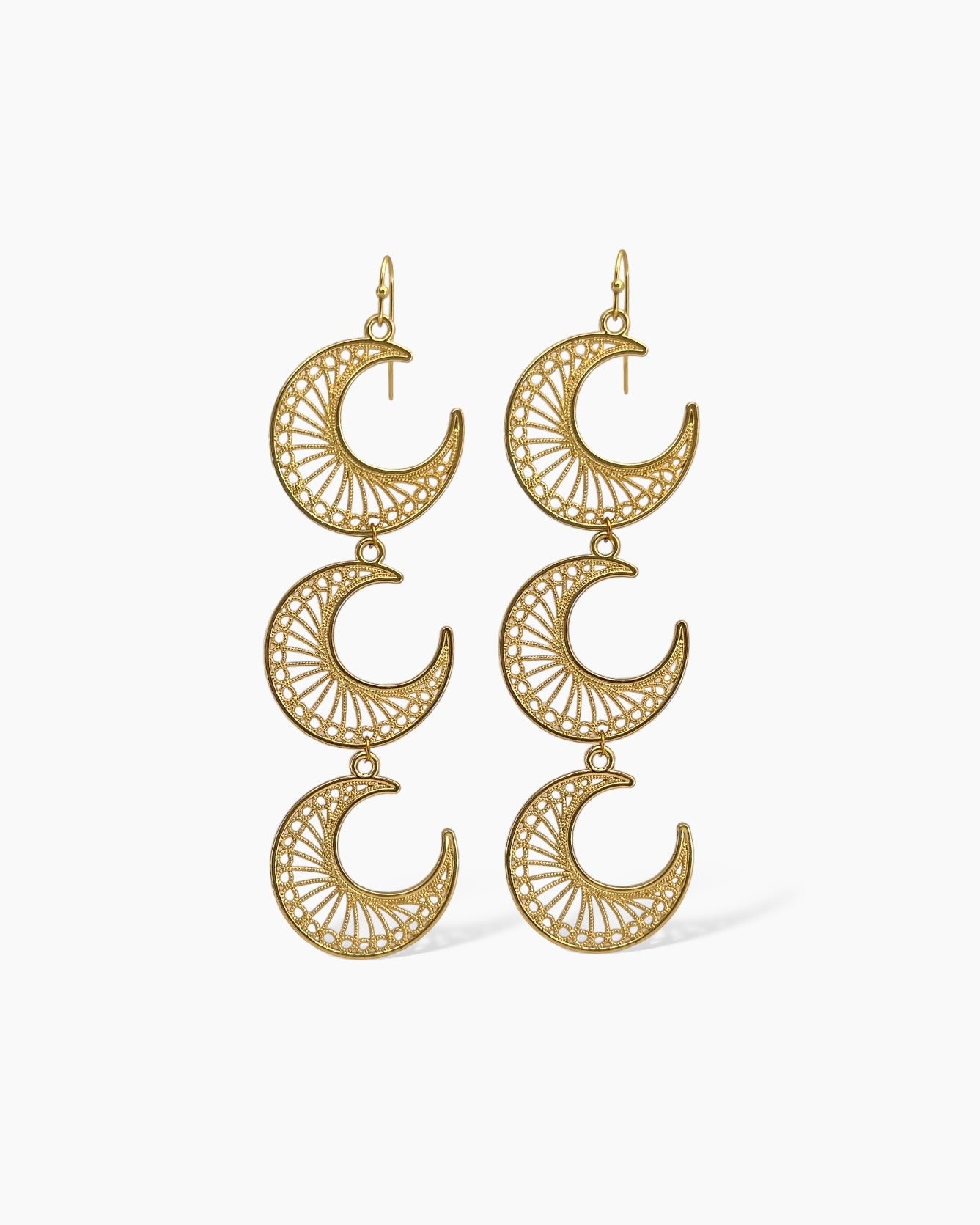 Los PENDIENTES SHAAM son unos pendientes largos con lunas crecientes y filigranas con gancho de acero inoxidable bañados en oro y lunas de zemat.
