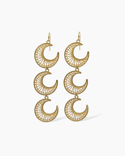Los PENDIENTES SHAAM son unos pendientes largos con lunas crecientes y filigranas con gancho de acero inoxidable bañados en oro y lunas de zemat.