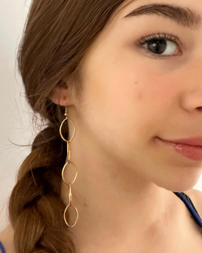 Los PENDIENTES LARGOS CADENA OVALADA son pendientes largos de cadena sencilla de eslabón ovalado idéales para darle un toque especial a tu outfit, están fabricados con  acero inoxidable con baño de ORO. 