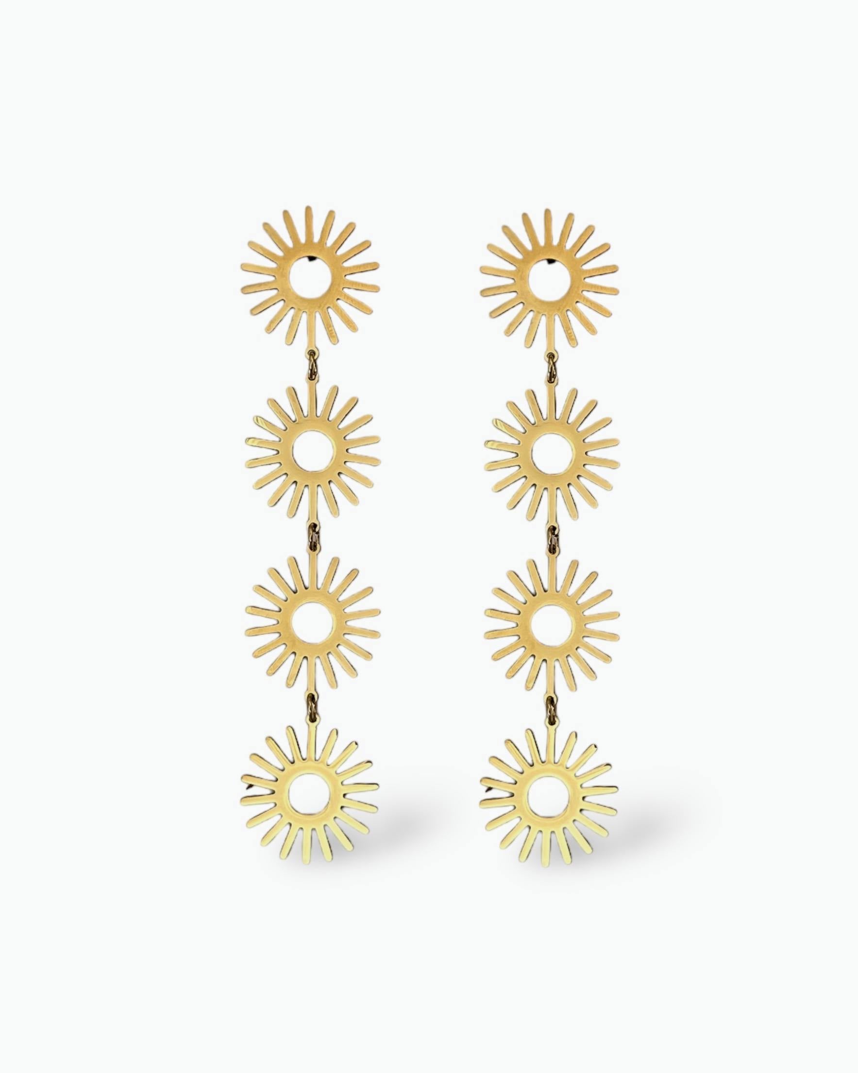 Estos PENDIENTES LARGOS SOLES son unos pendientes largos formado por 4 soles y elaborados en acero inoxidable bañado en oro.