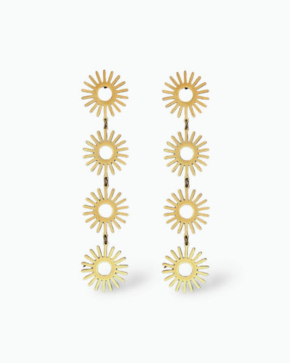 Estos PENDIENTES LARGOS SOLES son unos pendientes largos formado por 4 soles y elaborados en acero inoxidable bañado en oro.