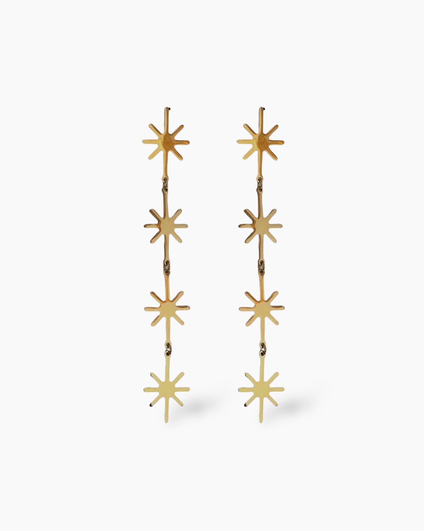Los PENDIENTES STARS presenta cuatro estrellas que se colocan en una fila vertical, creando un efecto de cascada que aporta un toque de glamour a cualquier look. Fabricados en acero inoxidable bañado en oro.